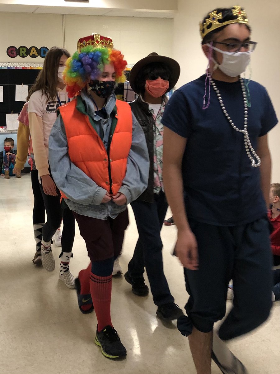 stmattsoc's tweet photo. A very wacky Mardi Gras Parade! 💜💛💚 #StMatthewSchool #OutstandingCatholicEducation #SeeWhatMakesUsFamily #BulldogProud https://t.co/wmKJqNa26x
