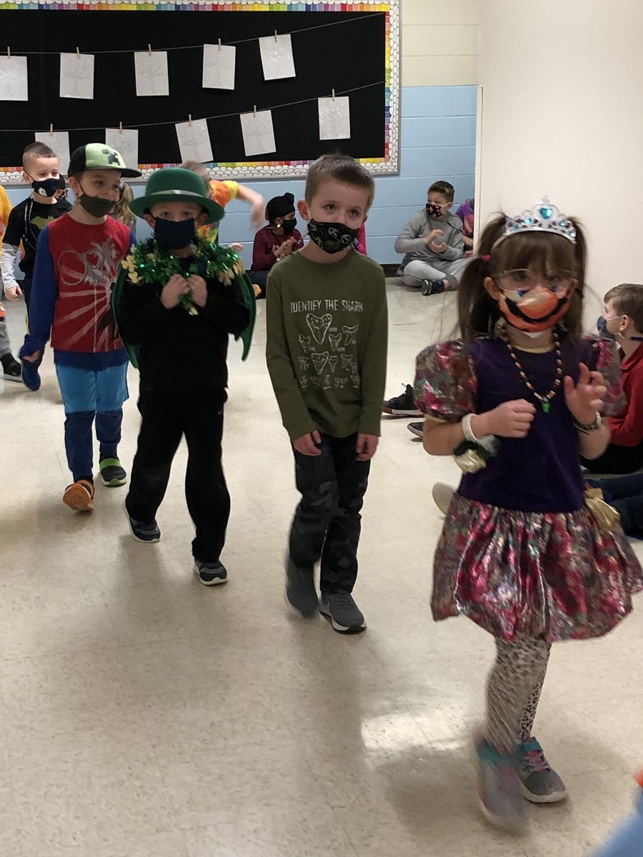 stmattsoc's tweet photo. A very wacky Mardi Gras Parade! 💜💛💚 #StMatthewSchool #OutstandingCatholicEducation #SeeWhatMakesUsFamily #BulldogProud https://t.co/wmKJqNa26x