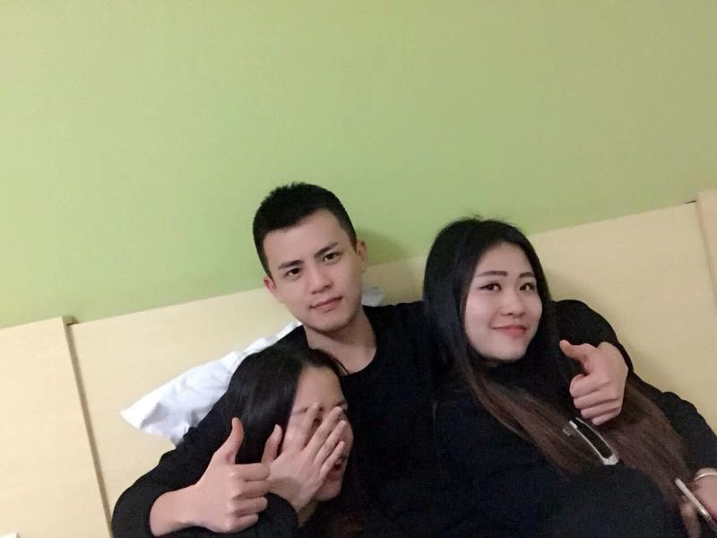 suzhanting's tweet photo. 跟两个拉拉拍个照 https://t.co/9N5q0mlKWA