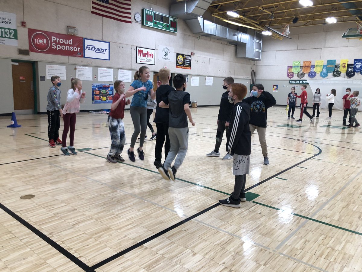 debblunk's tweet photo. 5 th graders working on long rope jumping .. their goal is to get 8 kids jumping .. # teamwork.. #washingtonstem https://t.co/QzHFCyWd1n