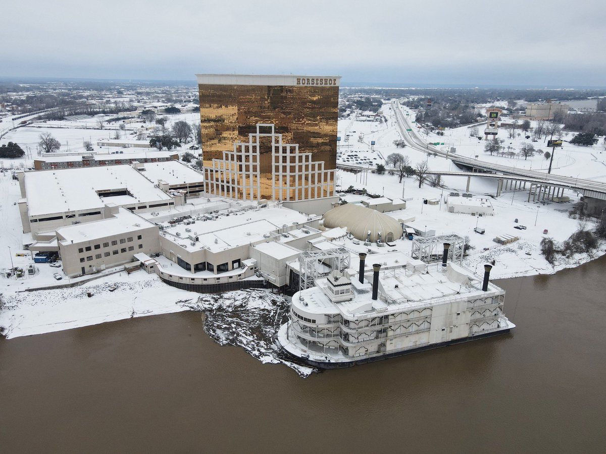 Horseshoe_BC's tweet photo. We hope you all are staying safe and warm! Check out this photo taken by one of our Executive Casino Hosts, Gabriel! Who would’ve thought Louisiana would see this much SNOW?! ❄️ Share your snow pictures with us! https://t.co/d0nfQ9x1JI