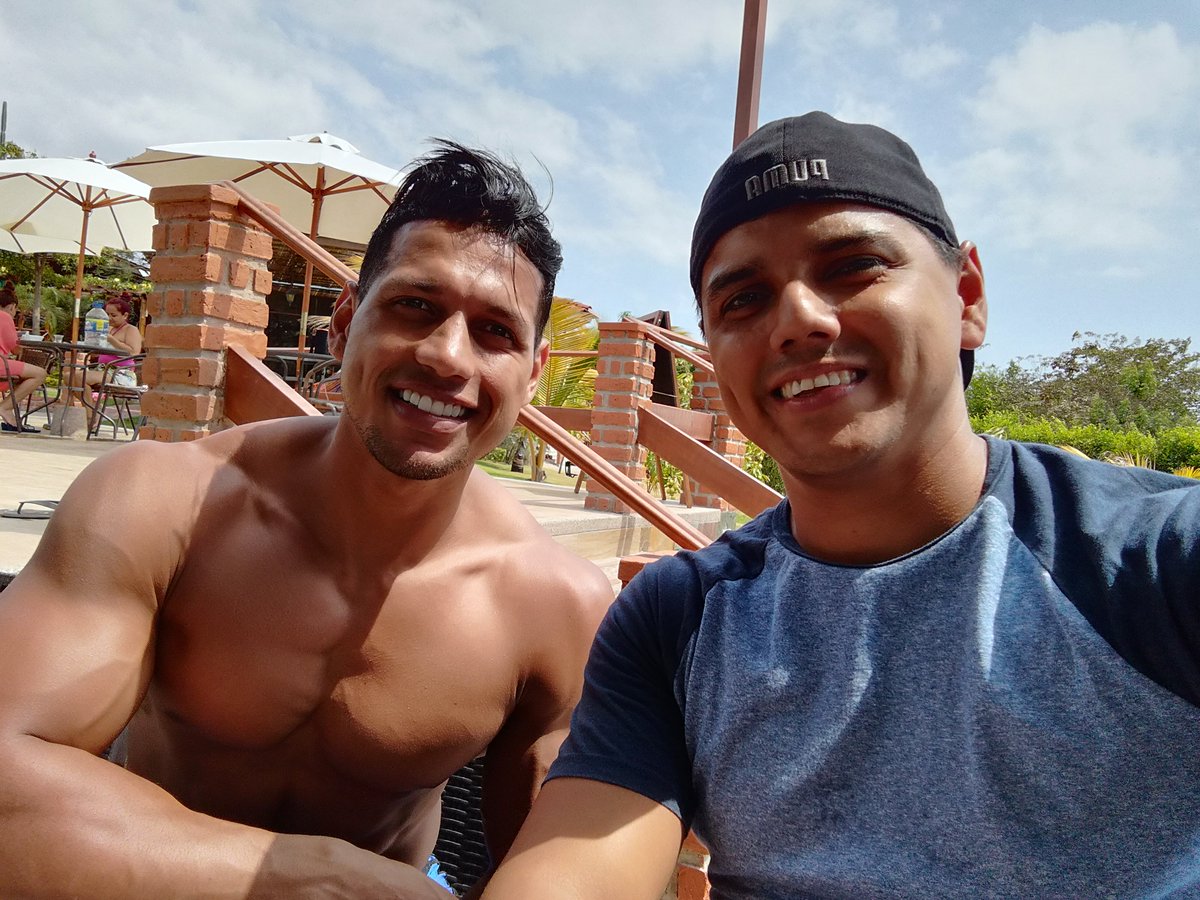 GeovannyCanar's tweet photo. Con mi primo.

Gran ser humano, aprendo de El.
@Dou_blade https://t.co/yuOD8GsOuo