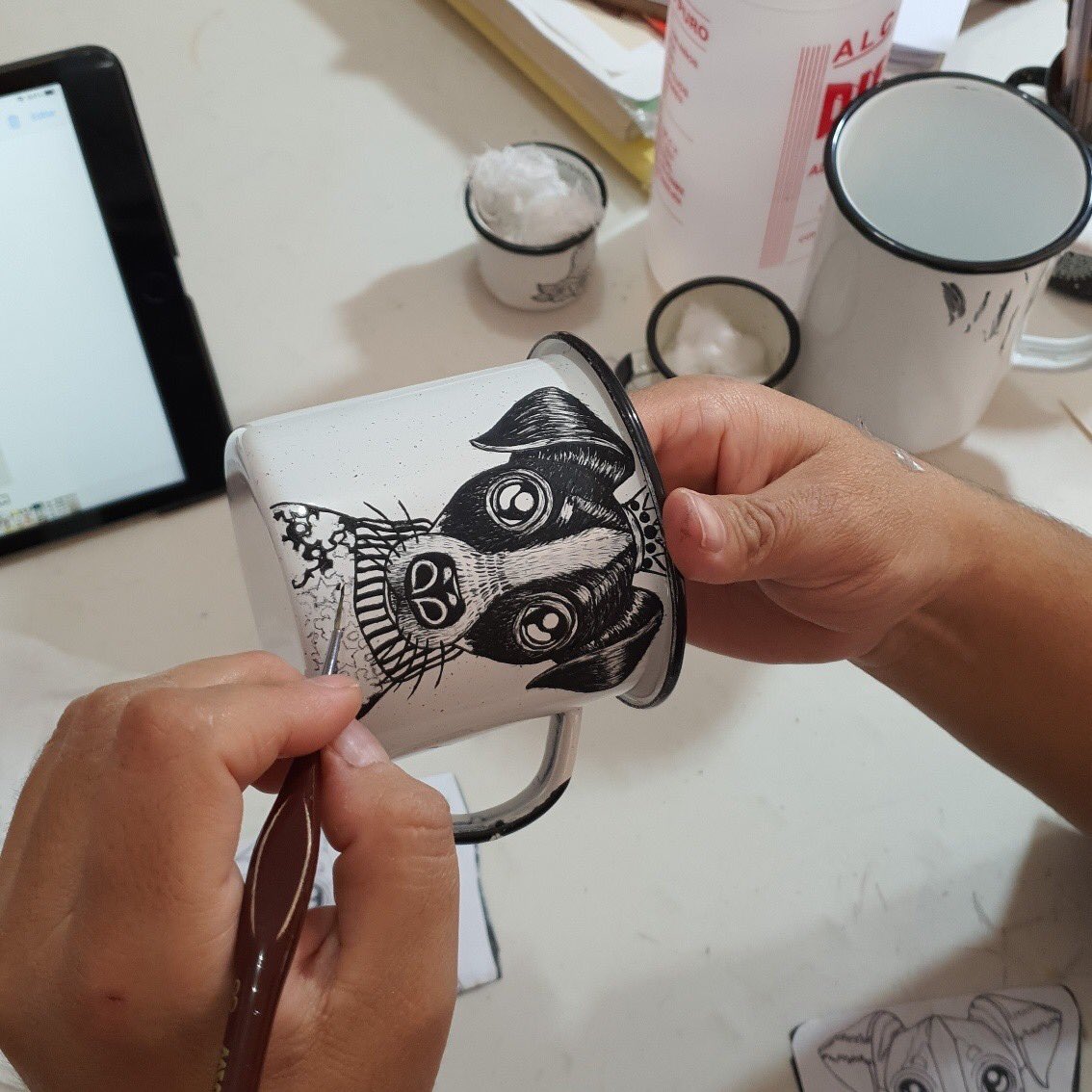 StudioTerricola's tweet photo. 🐶 😍 La de hoy. 🐕
Abiertas comisiones para retratos de animalitos.
¡Pidan los suyos!
Info por DM
#perrijo #perro #retrato #esmaltedealtatemperatura #taza #pocillo #peltremx #peltre #comisionesabiertas #peltrecondiseño https://t.co/rMykQ5Lx5d