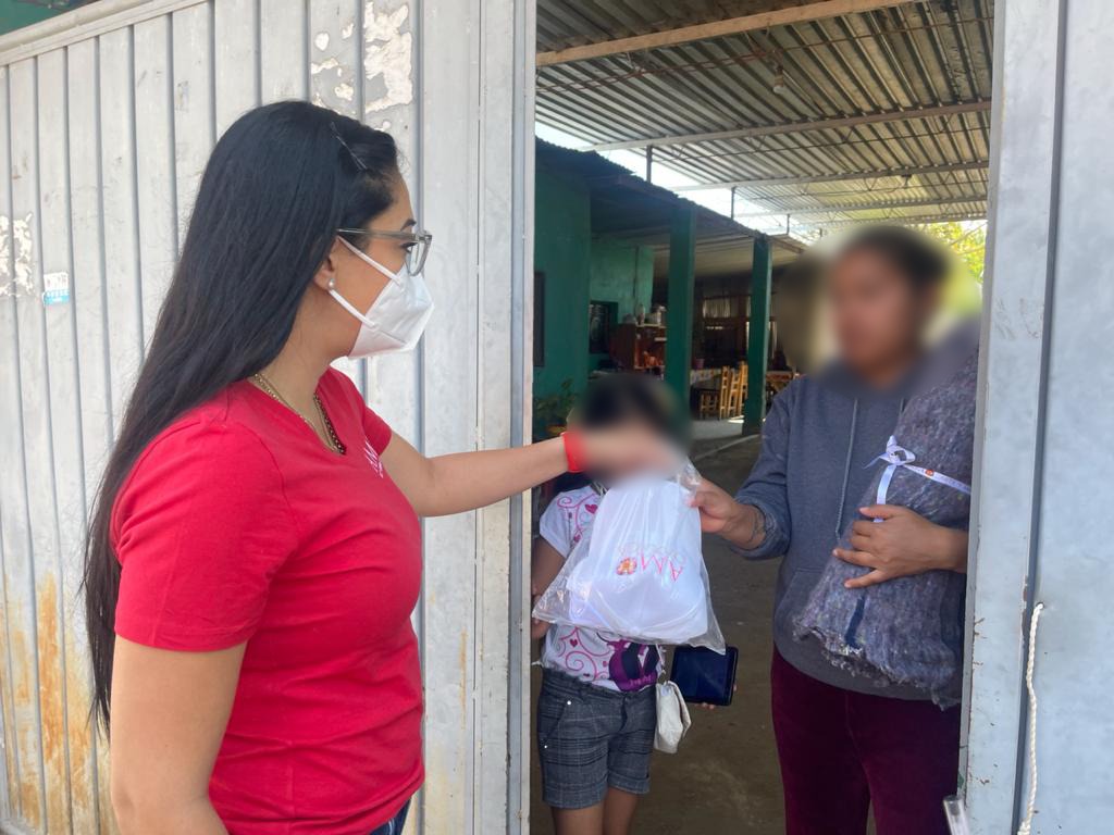 FundacionAMO's tweet photo. Con mucha alegría llegamos a Santa María Guelacé para entregarle, hasta su hogar, a los adultos mayores, cobijas calientitas. Además, otorgamos balones a las ligas de fútbol que beneficiarán a los jóvenes de esta localidad. https://t.co/tdf4fcgD3v