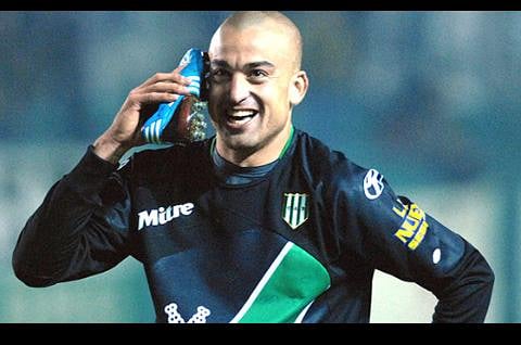 BanfieldxDDHH's tweet photo. Teléfono para los que se creen dueños del fútbol (pasión de multitudes y fuente de trabajo de otrxs tantxs)

Nos sumamos a la campaña #DejenJugarAlTanque

Lee nuestro reclamo en: https://t.co/MjOMCfjRuh

#DerechoAlTrabajo #DerechoALaSalud #SantiagoSilva #DejenJugarAlTanqueSilva https://t.co/exlhoTNtcx