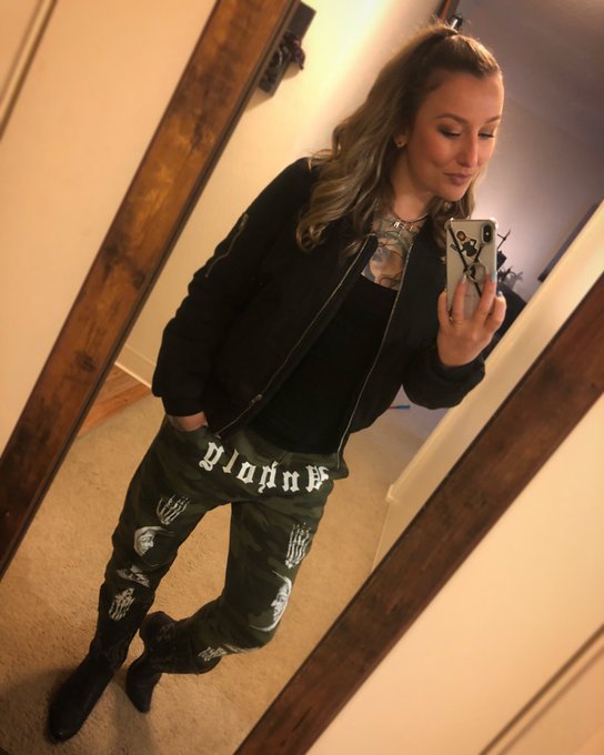 Oh hello. How&rsquo;s everyone been doing during these crazy times? I have found a new love for joggers. https://t<a href="/tag/onlyfans"class="tags"><span>#onlyfans</span></a>