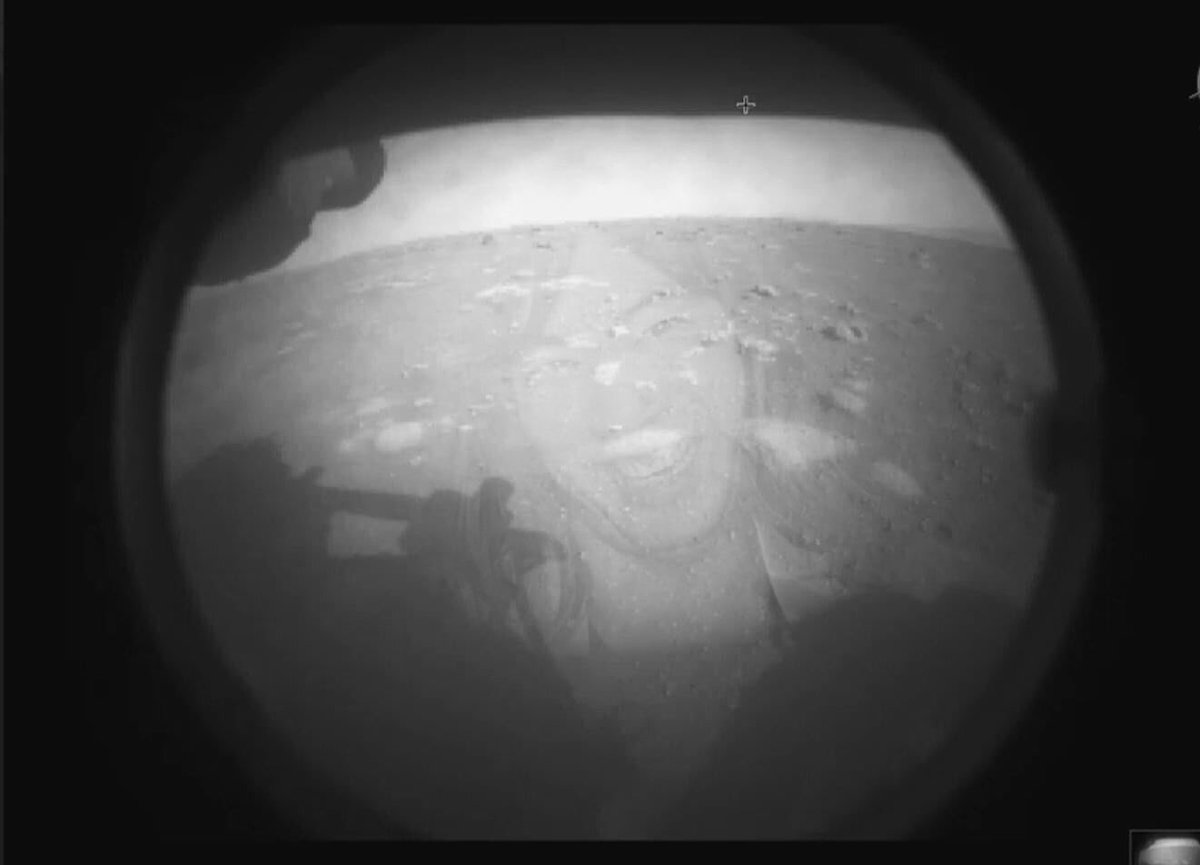 Angeliqtv's tweet photo. No se ustedes pero yo como que veo algo raro en la primera imagen del NASA perseverance en Marte @maisong me ayudas a descifrar que es? https://t.co/OjyCUHHwkj