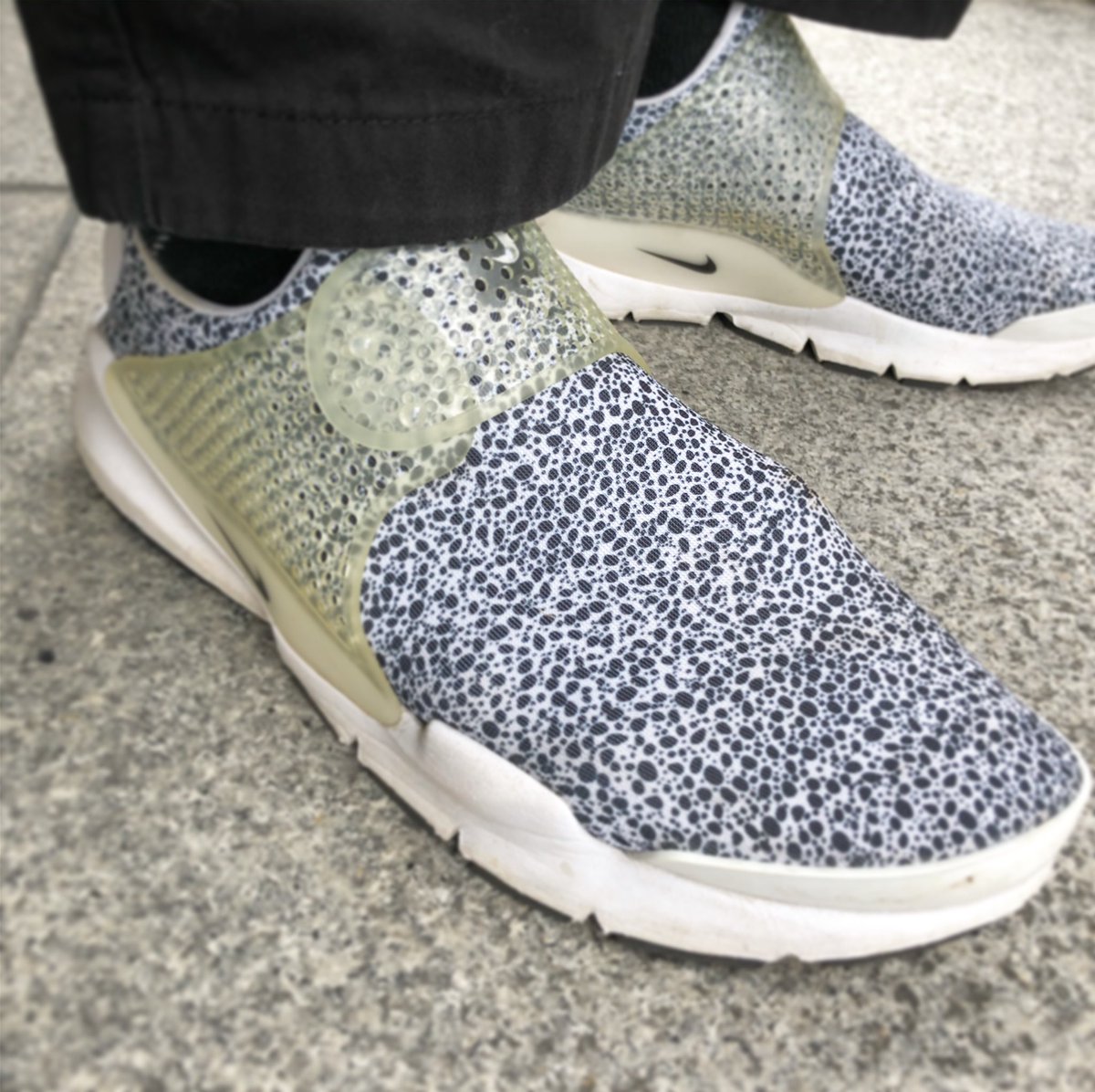 geririnusu's tweet photo. today's kicks‼️
今日はNIKE SOCK DARTだよ。
ものすごい勢いで流行ってものすごい勢いで廃れたスニーカーだったね。
プラパーツが使ってあるスニーカーはプラパーツが黄ばんで来るから旬モノだよね。
#sneakerheads #nike #sockdart https://t.co/GwrmWUKBuq