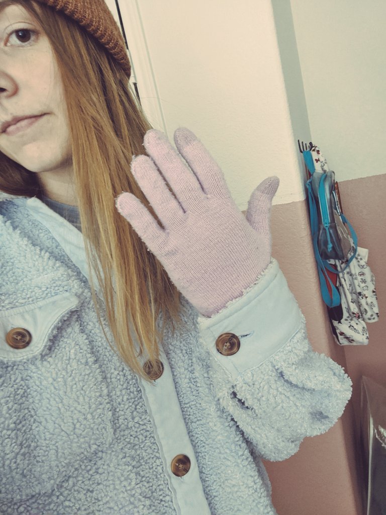 _daysofcaitlin's tweet photo. This week has been a trippp havin to confirm with peeps what day it is no power no heat stranded away from my place 5 days now back at apartment powers back but heater's blowin ice cold air no water grocery stores closing but luckily I found some gas I just want to showerrr 😛✌🏼 https://t.co/JnQrj76qbY