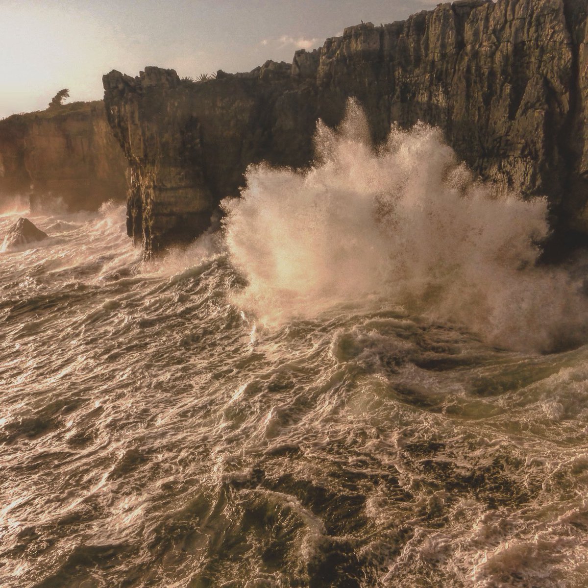 universdesimag1's tweet photo. Crushing waves #cascais #Portugal @live_portugal @ExcellencTours @universdesimag1 @TurismPortugal @Best_of_PT @visitportugal @portugalexposur @turismoportugal @visitportonorth @Won_Portugal https://t.co/GmOqNtzdjB