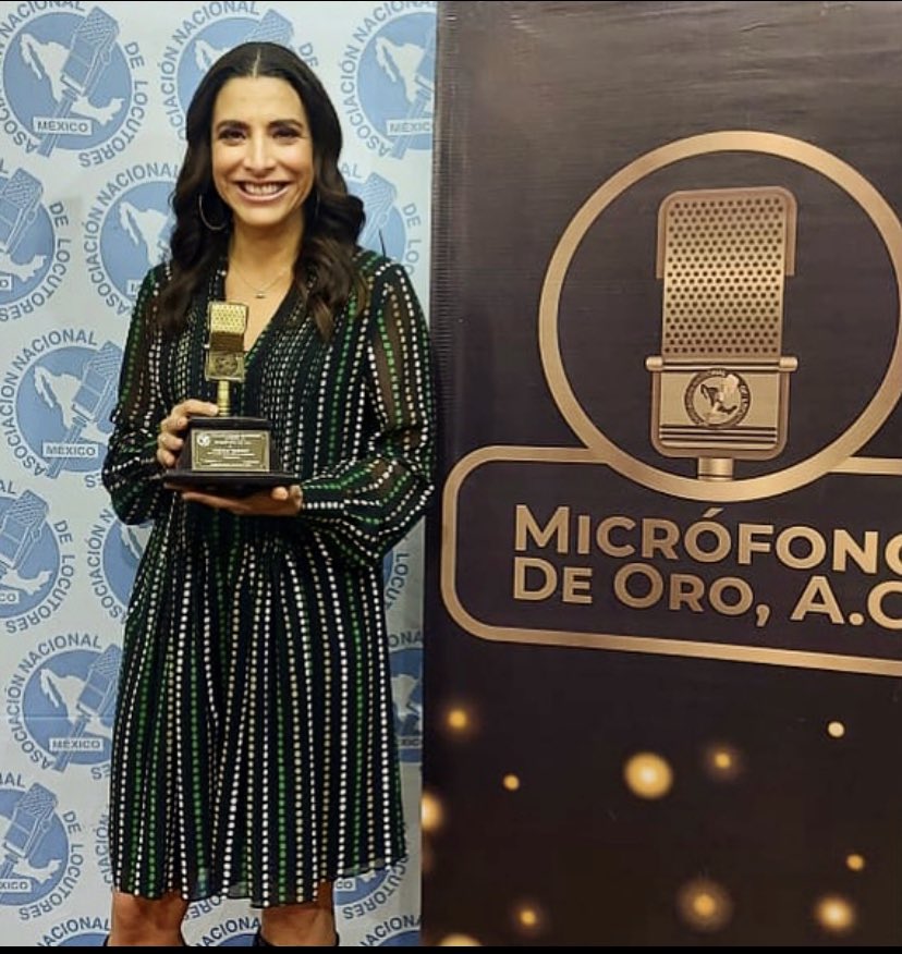 veronicatouss's tweet photo. Gracias a la #asociaciónnacionaldelocutores por #elmicrófonodeoro 🙏🏽 https://t.co/lkShMiRQ9e