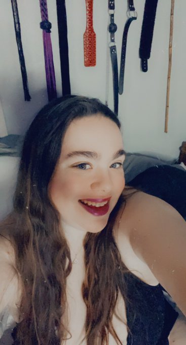 I&rsquo;m live on ManyVids right now. Come on over and say hi 💋{link below} https://t.co/5J8oeFNvj0