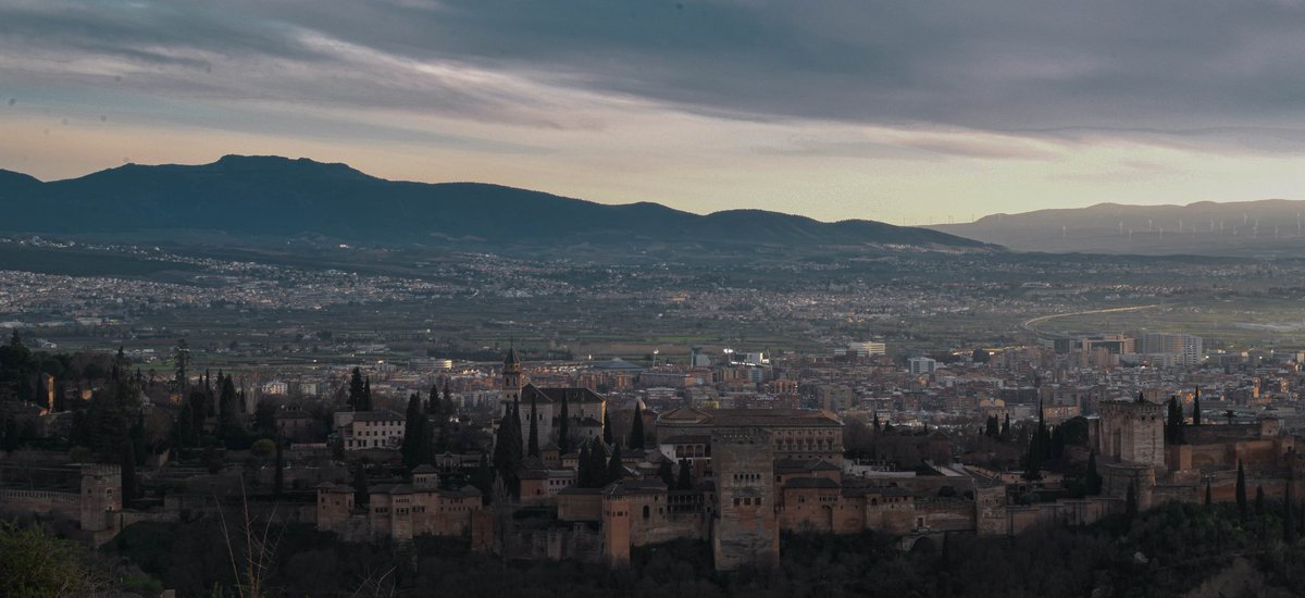 valenhg4's tweet photo. Las estrellas nos Alhambra (n) al pasar. https://t.co/Ja5DevuEVl