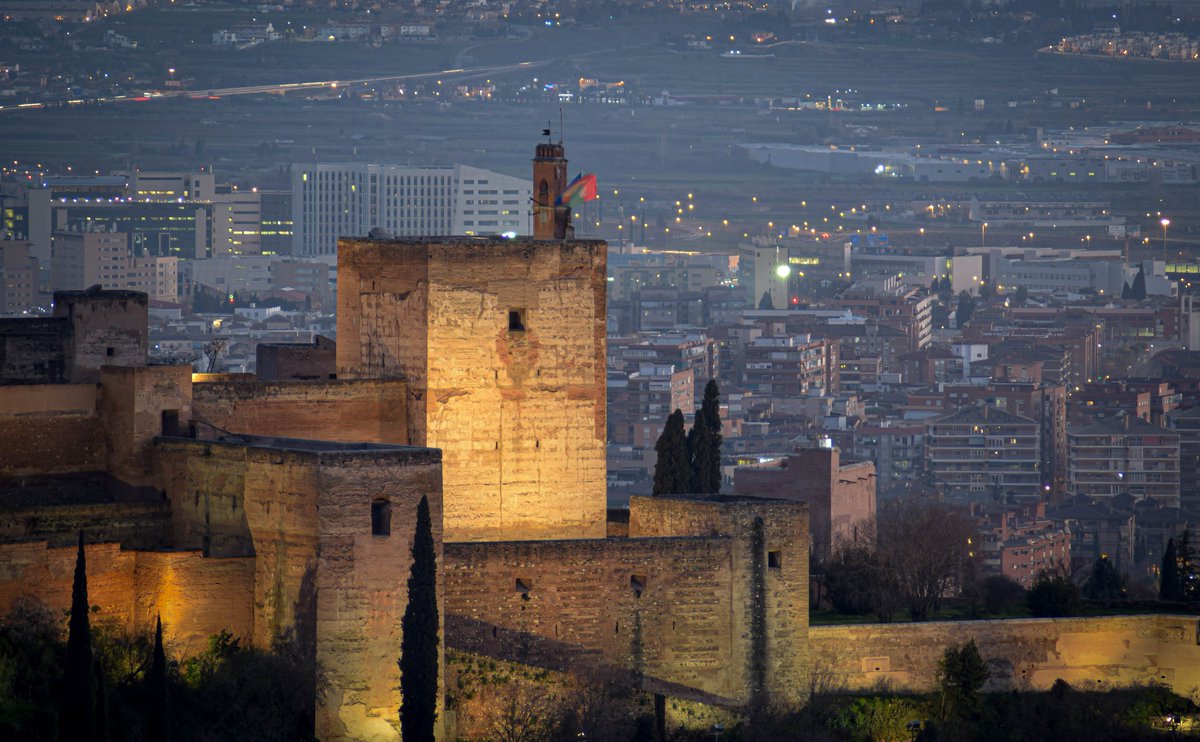 valenhg4's tweet photo. Las estrellas nos Alhambra (n) al pasar. https://t.co/Ja5DevuEVl