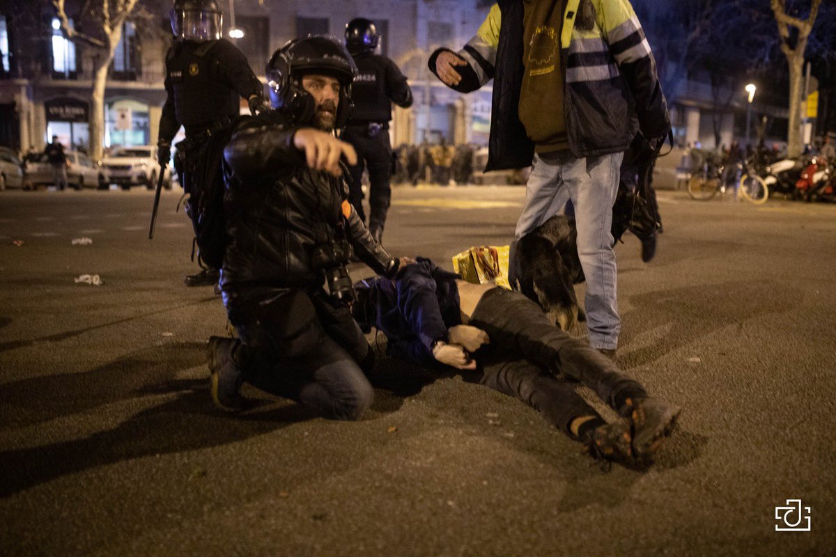 El fotoperiodista <a href="/jordiborras/">Jordi Borràs</a> auxilia el noi ferit de gravetat. Els mossos s'han mantingut impassibles davant del noi convulsionant. Hem demanat si us plau que ens posessin un escut davant per protegit el noi de les pedrades i res. Finalment ha arribat el SEM i se l'han emportat