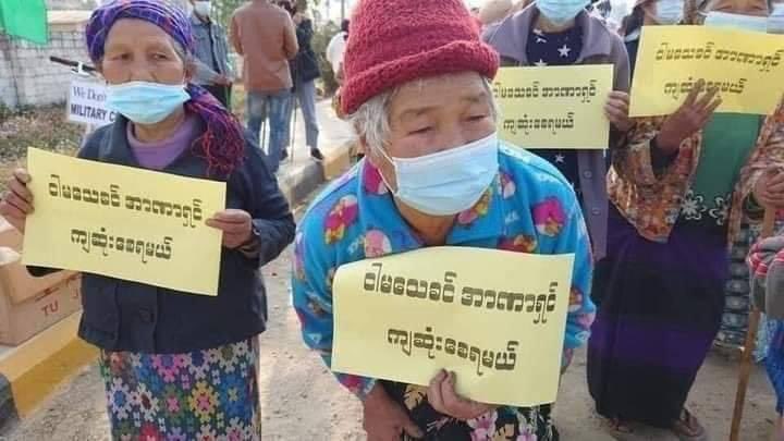 Thae85369650's tweet photo. #WhatsHappeninglnMyanmar #19Febcoup https://t.co/4ICt9DvYfb