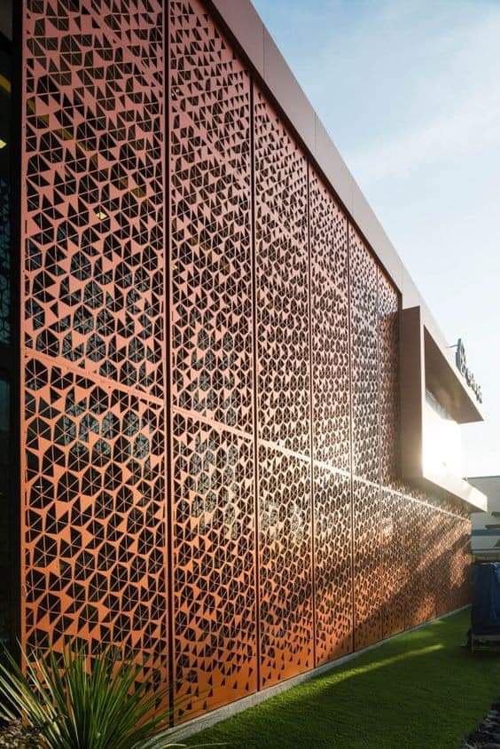 architeco1's tweet photo. ديكورات قص الليزر تعطي الخصوصية والظلال في الارتداد.
وايضا هي حل جميل ومناسب في البلكونة يحفظ خصوصية من يجلس فيها ويعطيه اطلالة على الشارع ويعطي ظلال جميلة داخل الفراغ.
تنفذ بالحديد الصاج ٤ ملم وتدهن فرن حراري او بخ وتثبت على هيكل من تيوبات الحديد. https://t.co/bdpRli1189