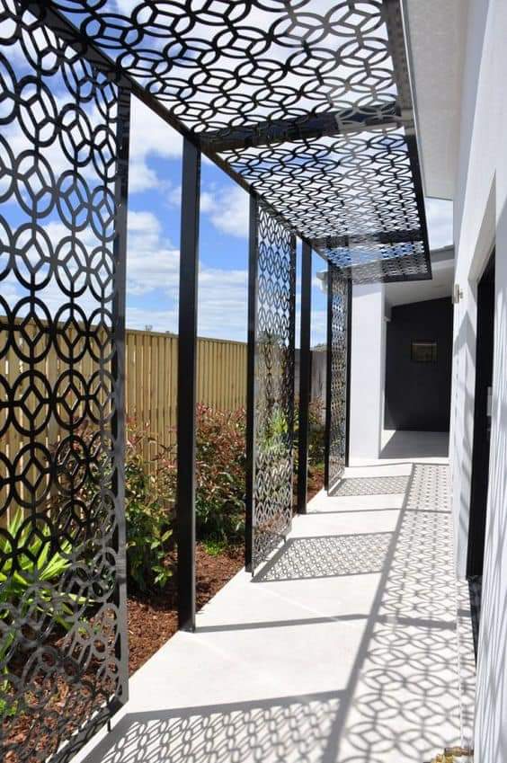 architeco1's tweet photo. ديكورات قص الليزر تعطي الخصوصية والظلال في الارتداد.
وايضا هي حل جميل ومناسب في البلكونة يحفظ خصوصية من يجلس فيها ويعطيه اطلالة على الشارع ويعطي ظلال جميلة داخل الفراغ.
تنفذ بالحديد الصاج ٤ ملم وتدهن فرن حراري او بخ وتثبت على هيكل من تيوبات الحديد. https://t.co/bdpRli1189