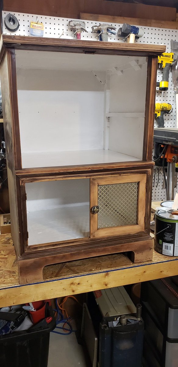 NightingaleWoo1's tweet photo. This was a cabinet that an old tenant had left in our house, its now in our new house, and in its fourth or fifth variant. Its been a bar cabinet, a guitar cabinet, my sons TV stand, now its our record / record player stand. Loving the finish. #chalkpaint @BehrPaint https://t.co/zhrHGNrg5W