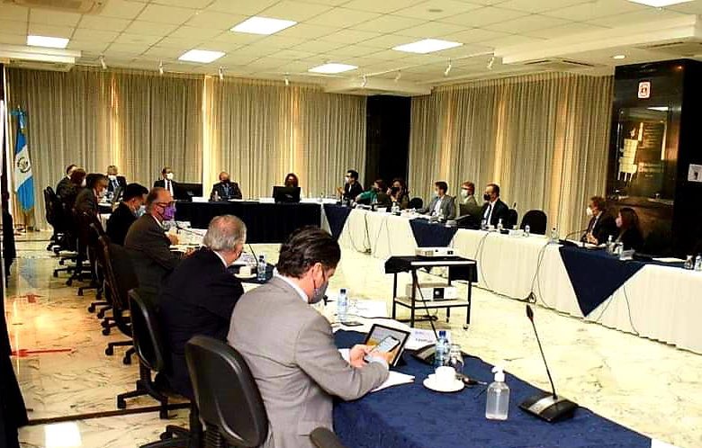 marnguate's tweet photo. Mario Rojas Espino, ministro de Ambiente participó en la primera reunión del año 2021 del Consejo Nacional de las Exportaciones #CONAPEX dirigido por el @MINECOGT, donde se abordó la importancia de incorporar a la pequeña y media empresa al comercio regional e internacional. https://t.co/LwAb4DKXO7