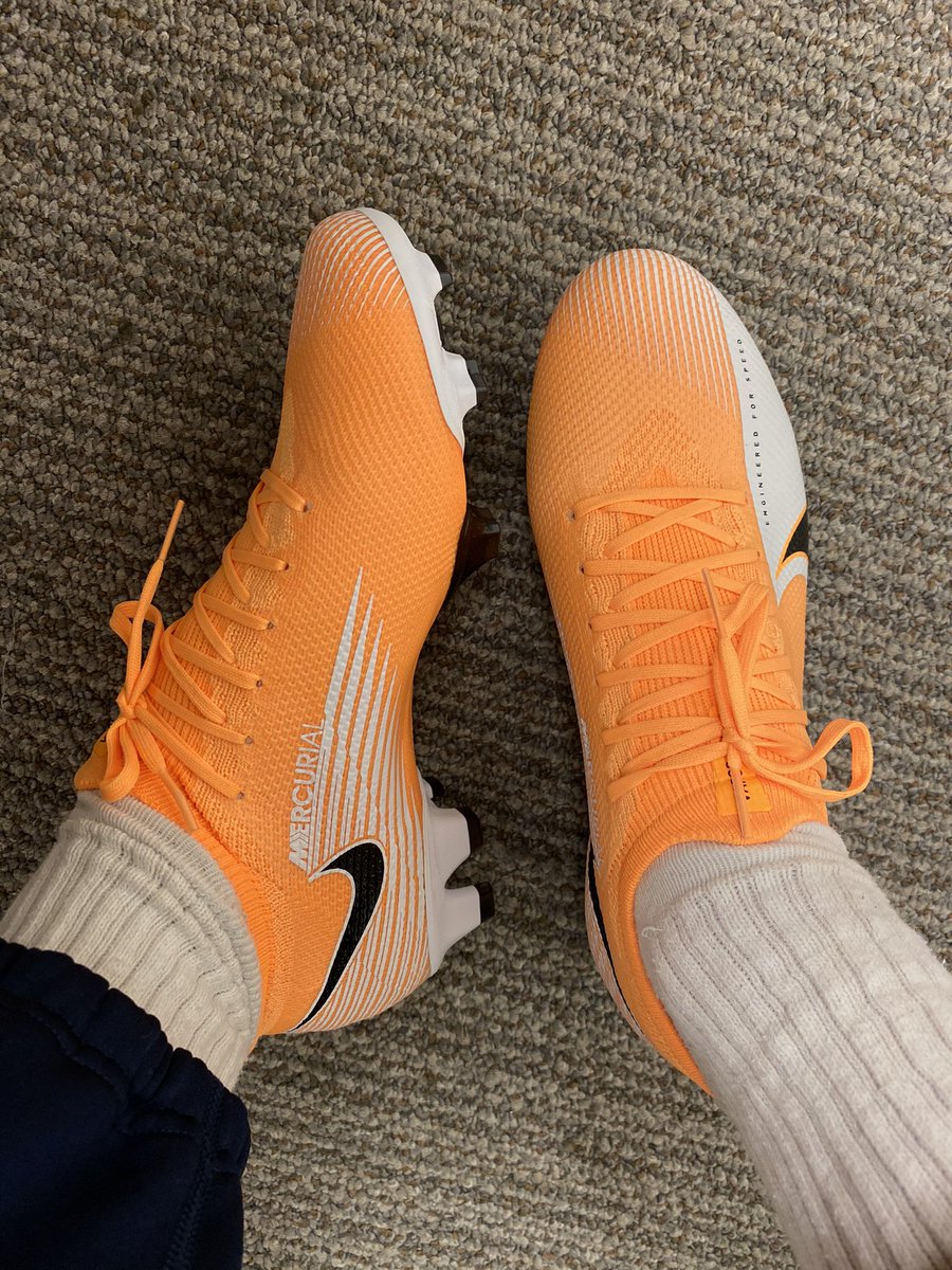 LisaCarlin32's tweet photo. You have great taste in cleats, @CarliLloyd 👀
#NeverSnackDown https://t.co/ffGLtQfSQe
