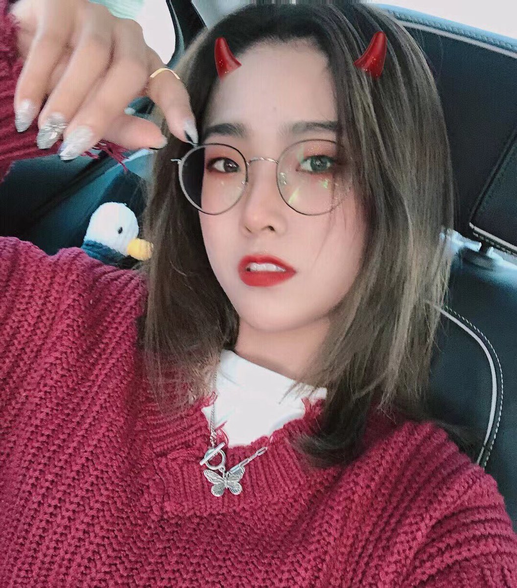 superbigdick66's tweet photo. 情人节快乐，亲爱的，你送的花很漂亮。晚上分开以后我去找你兄弟约炮，很抱歉，但谁让你的鸡巴这么小，我的丝袜脚刚碰你就射，废物。你兄弟插我的逼，舔我丝袜脚，我高潮了三次，哪像你，小鸡巴废物。#
母狗 #反差 #骚逼 #骚货 #烂逼 #精厕 #外围 #婊子 #妓女 #公交车 #肉便器  #校妓 #反差婊 #辱骂 https://t.co/8l70XjgNce