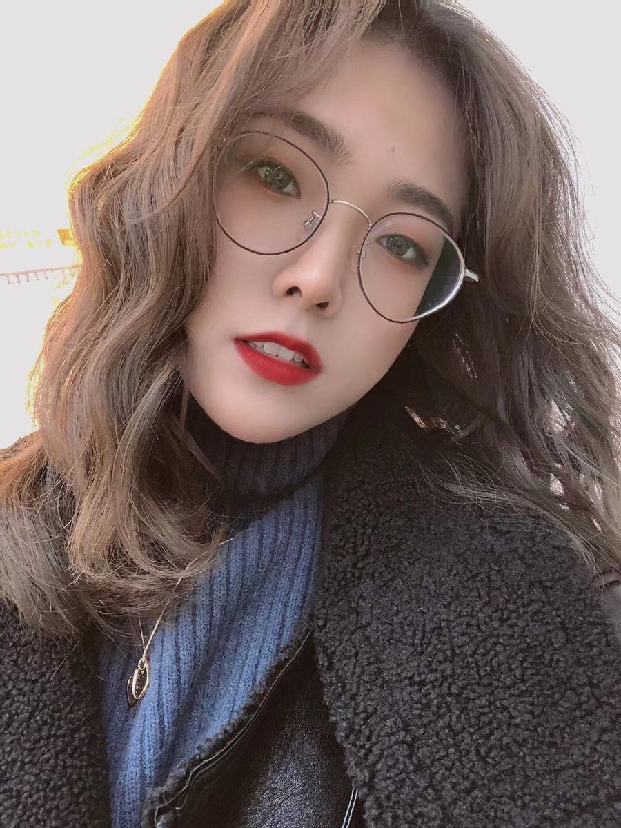 superbigdick66's tweet photo. 情人节快乐，亲爱的，你送的花很漂亮。晚上分开以后我去找你兄弟约炮，很抱歉，但谁让你的鸡巴这么小，我的丝袜脚刚碰你就射，废物。你兄弟插我的逼，舔我丝袜脚，我高潮了三次，哪像你，小鸡巴废物。#
母狗 #反差 #骚逼 #骚货 #烂逼 #精厕 #外围 #婊子 #妓女 #公交车 #肉便器  #校妓 #反差婊 #辱骂 https://t.co/8l70XjgNce