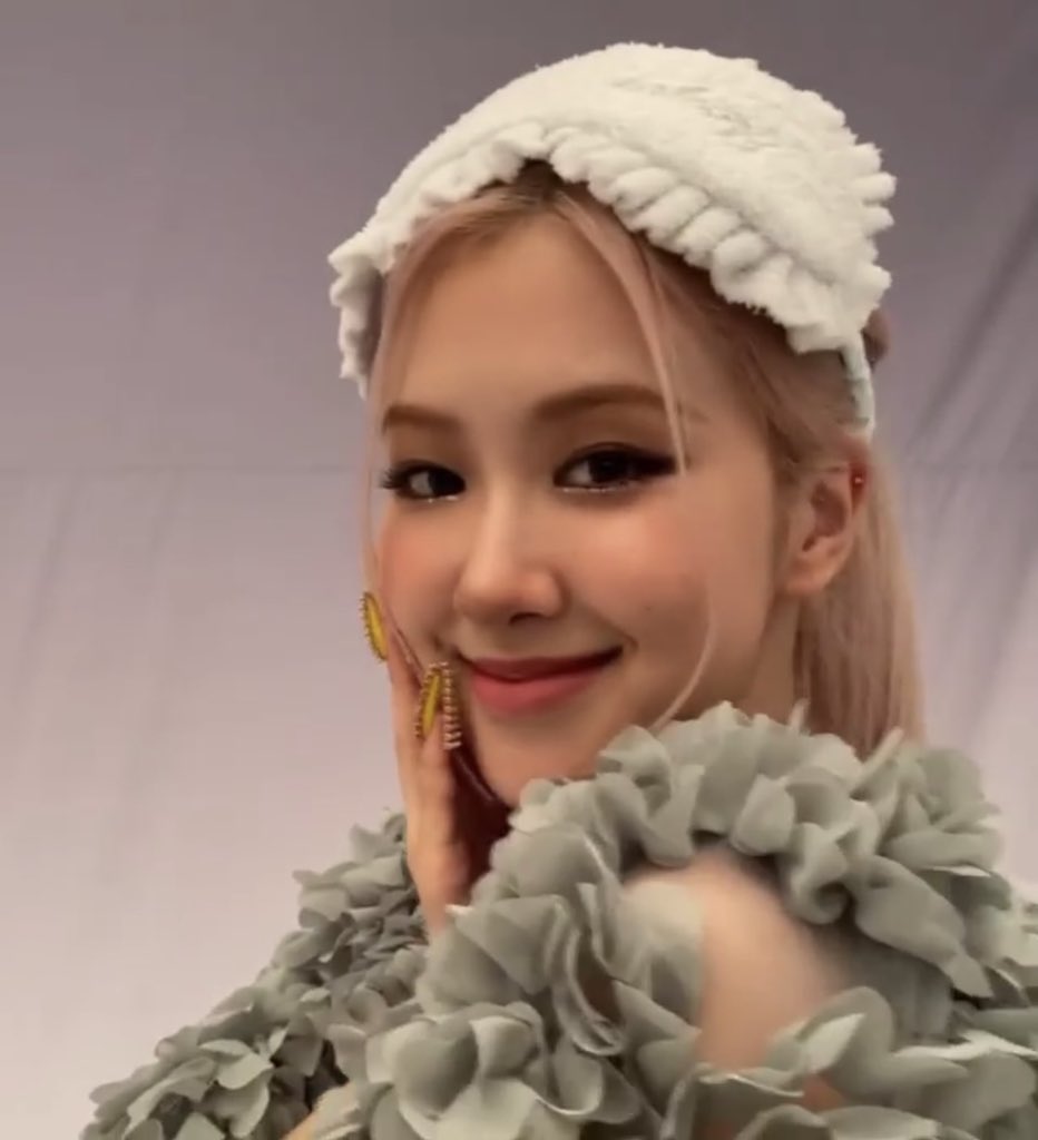 rosebpmexico's tweet photo. Ranking de Reputación de Marca ✨

Si solo pudieras decirle una palabra a Rosé, cuál sería?

Responde usando:
블랙핑크 로제 #로제 #Rosé @BLACKPINK https://t.co/18lJT77T7t
