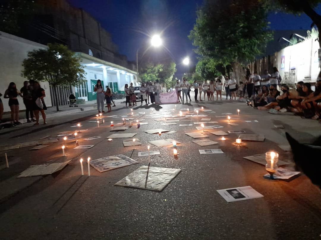 MuFACasares's tweet photo. Nos encontramos y unimos en un grito que denuncia la retirada y ausencia del Estado y nos plantamos como fuerza colectiva que resiste la impunidad patriarcal. 
Contra la violencia machista e institucional.

¡Que la justicia sea feminista! https://t.co/jGYy1tWfHL