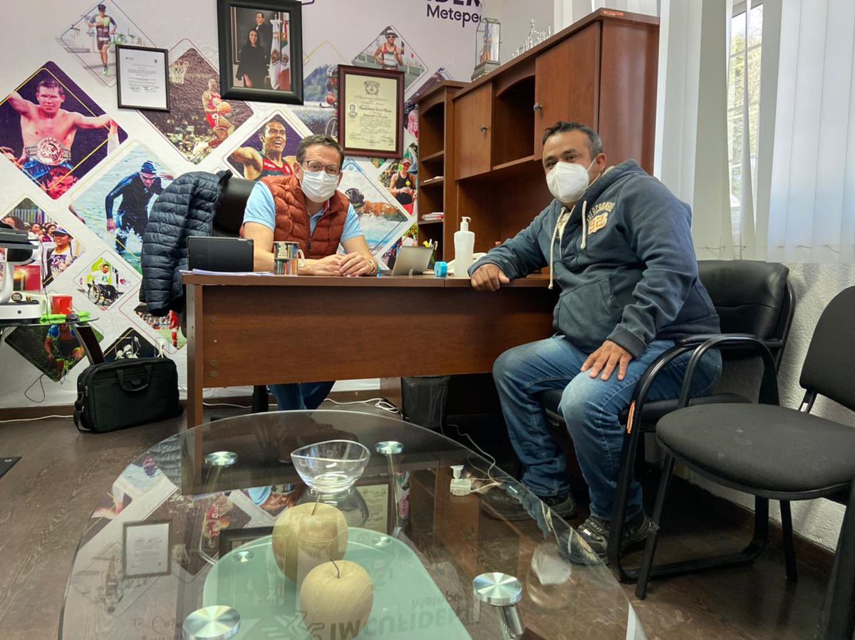 MetepecDeporte's tweet photo. Platicamos con Néstor Castrejón, delegado de la Colonia Fuentes de San Gabriel, para tratar futuros proyectos relacionados con la Unidad Deportiva de la zona.

#MetepecDeporte #MetepecLaCasaDeTodos https://t.co/XiwdwfSRpN