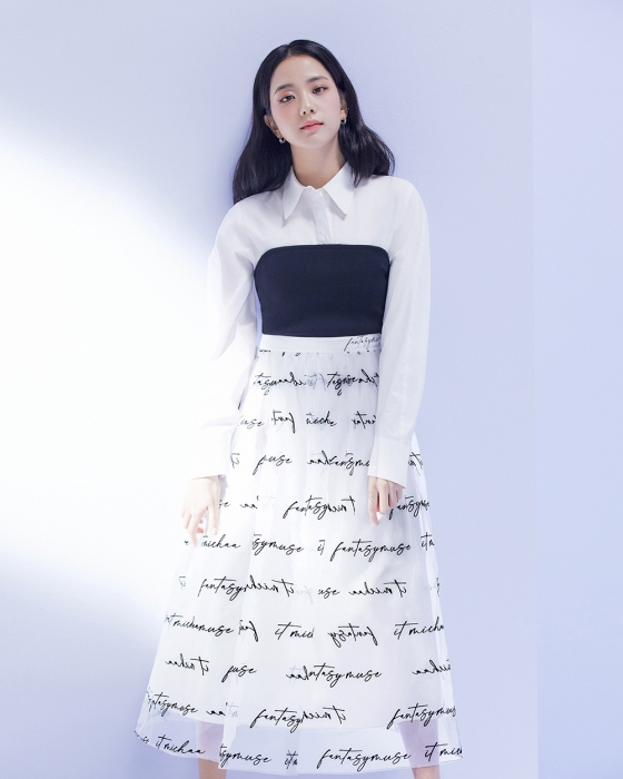 theseoulstory's tweet photo. 📸  Looking lovely! BLACKPINK Jisoo unveils various fashion styles in her recent pictorial with urban lifestyle women fashion brand, it MICHAA

More photos  👉 https://t.co/eacqrkWpZZ https://t.co/2hUemfPtdX