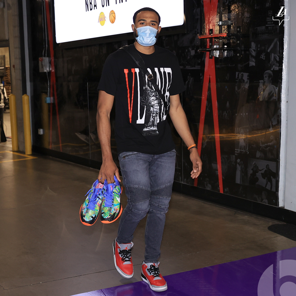 Lakers's tweet photo. Countdown to game time ⌚️

#LakeShow x @beatsbydre https://t.co/xj16FgR191