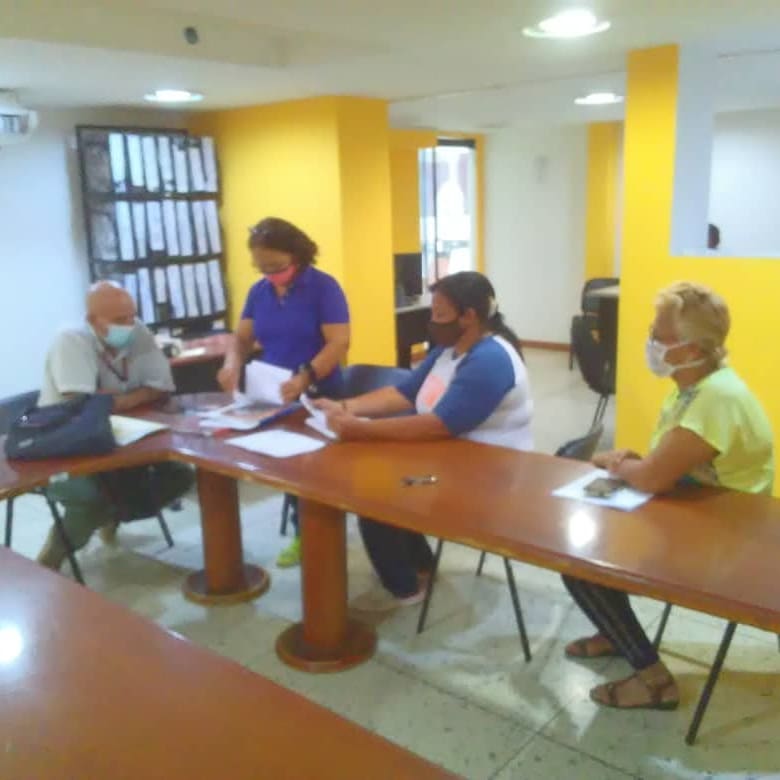 #Aragua Nuestro equipo de #Promotores  #RegistroDelPoderPopular en el #MunicipioSantiagoMariño  se encuentra #Activado en la atención y revisión de toda la documentación de los #ConsejosComunales #ComunaONada <a href="/cheanahis/">Anahis Palacios</a> <a href="/ramolinap/">Ricardo Molina</a> <a href="/R_MarcoTorres/">Rodolfo Marco Torres</a> <a href="/NorisHerrerar/">Noris Herrera</a> <a href="/ALVARO100FUEGOS/">ALVARO100Fuegos</a>