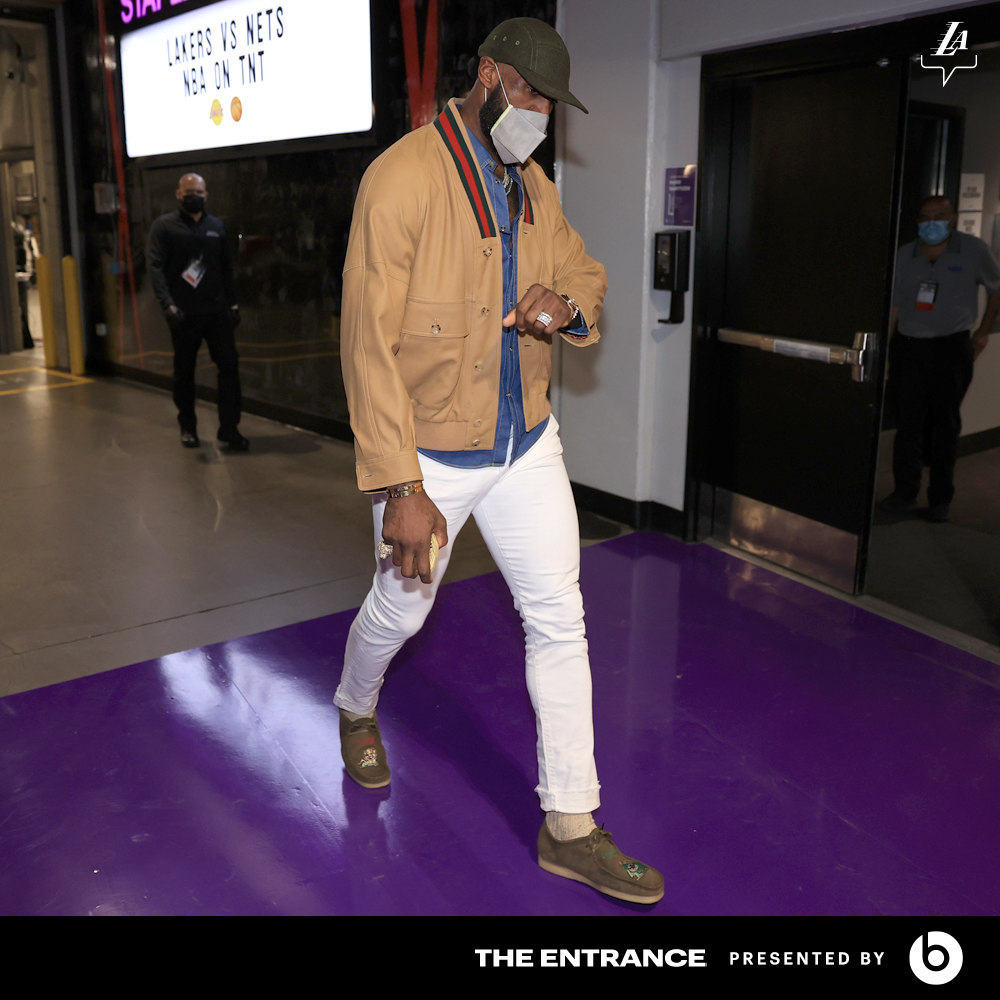 Lakers's tweet photo. Countdown to game time ⌚️

#LakeShow x @beatsbydre https://t.co/xj16FgR191