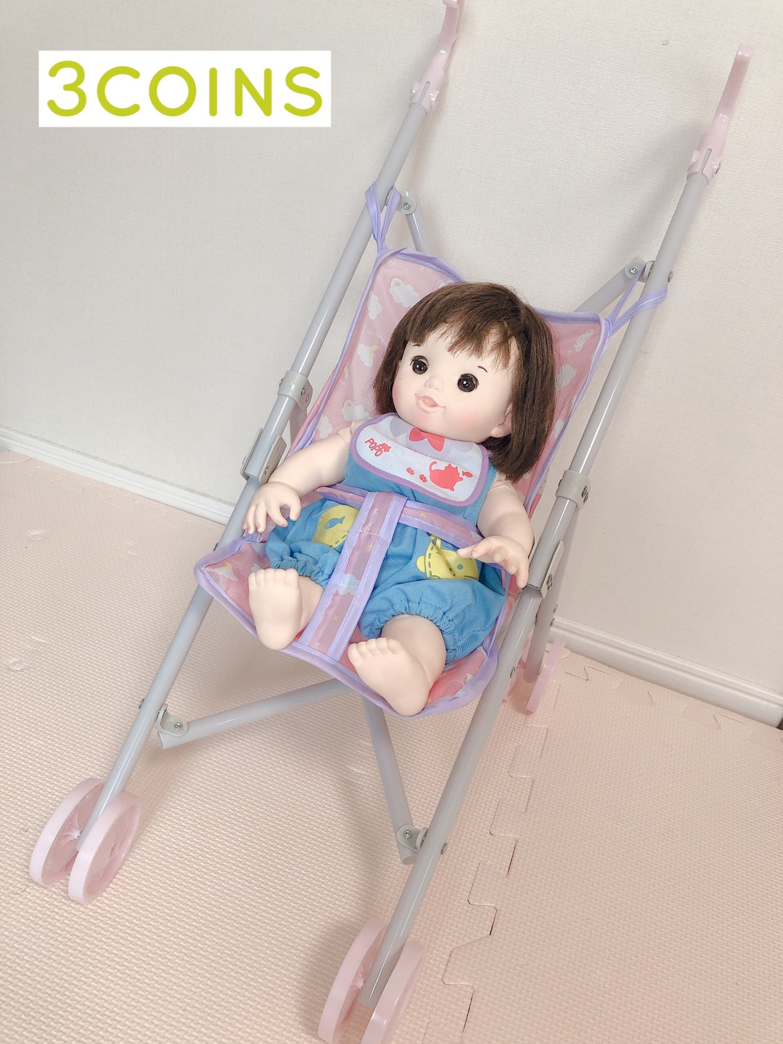 中里よしみ このお人形用ベビーカー 300円は安すぎない 色合いも可愛いし 本物ベビーカーみたいにコンパクトに畳めるし ぽぽちゃんがピッタリサイズでした 最近のスリコは子供用品が充実しすぎてる しかも可愛い スリーコインズ 3coins
