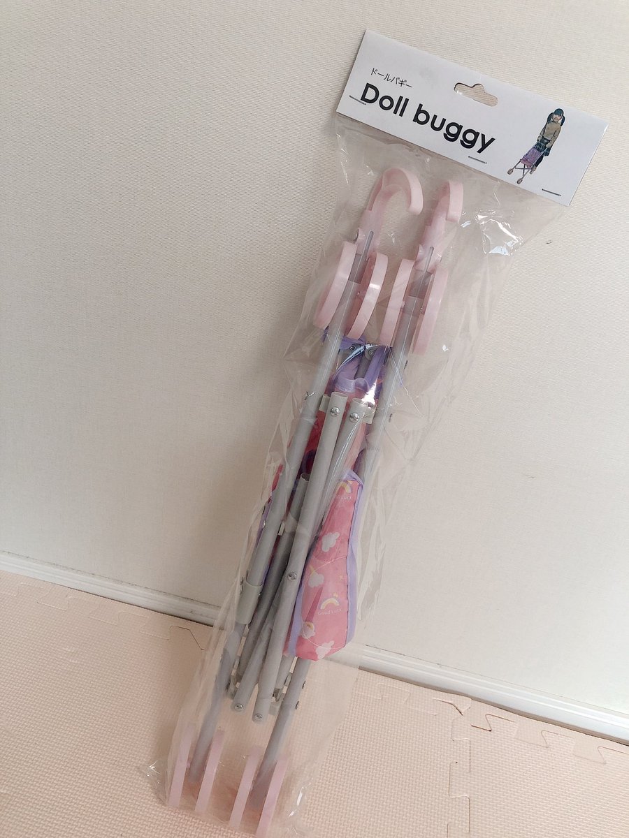 中里よしみ このお人形用ベビーカー 300円は安すぎない 色合いも可愛いし 本物ベビーカーみたいにコンパクトに畳めるし ぽぽちゃんがピッタリサイズでした 最近のスリコは子供用品が充実しすぎてる しかも可愛い スリーコインズ 3coins