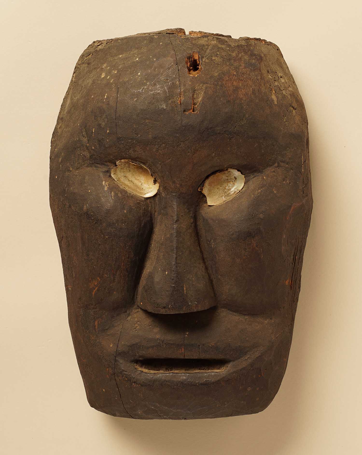 静岡市立芹沢銈介美術館 かまど面 特に宮城や岩手でよく見られたかまど面は 一家の中心であるかまどや囲炉裏の上方の柱に 家を 守る神様として祀られた面です 悪を追い払うために怒った形相をしたものもありますが この1点はなんて静かで穏やかな顔で