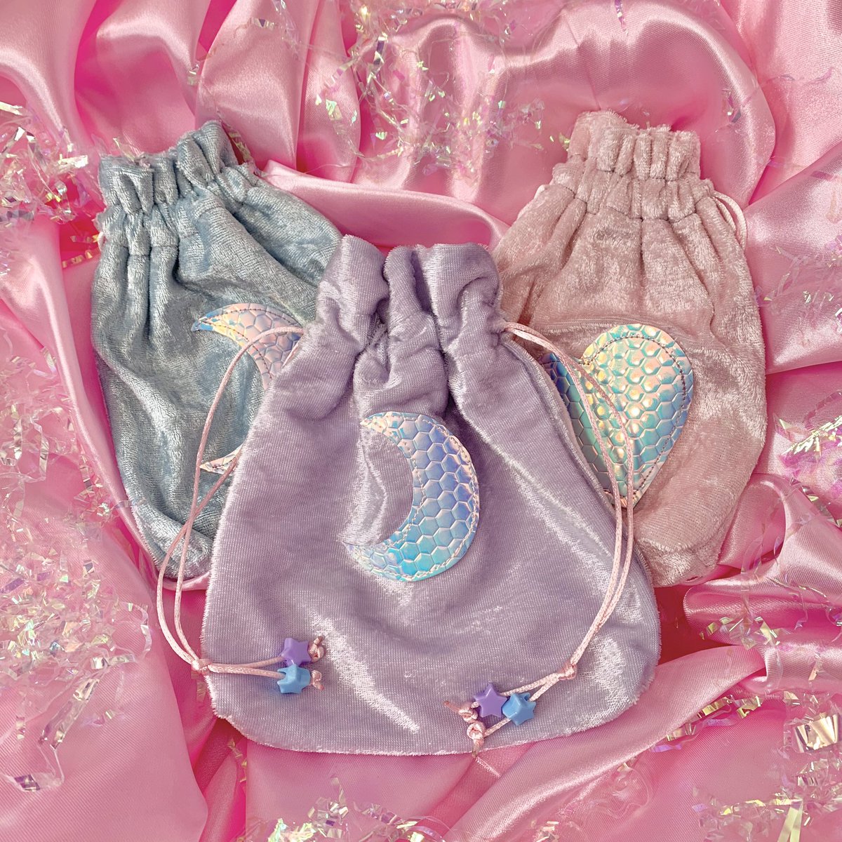 HOIridescence's tweet photo. ~Introducing the Lovely Lilac VeVe Bag!~
mildly obsessed with this color since it’s our fav color! It’s now a part of the pastel goodies we provide & available to order just send us a 💌
#PastelAccessories #HOI #Handmade #KawaiiFashion #Velvet #VeryVersatile #MagicTheGathering https://t.co/0ixkNUTeVf