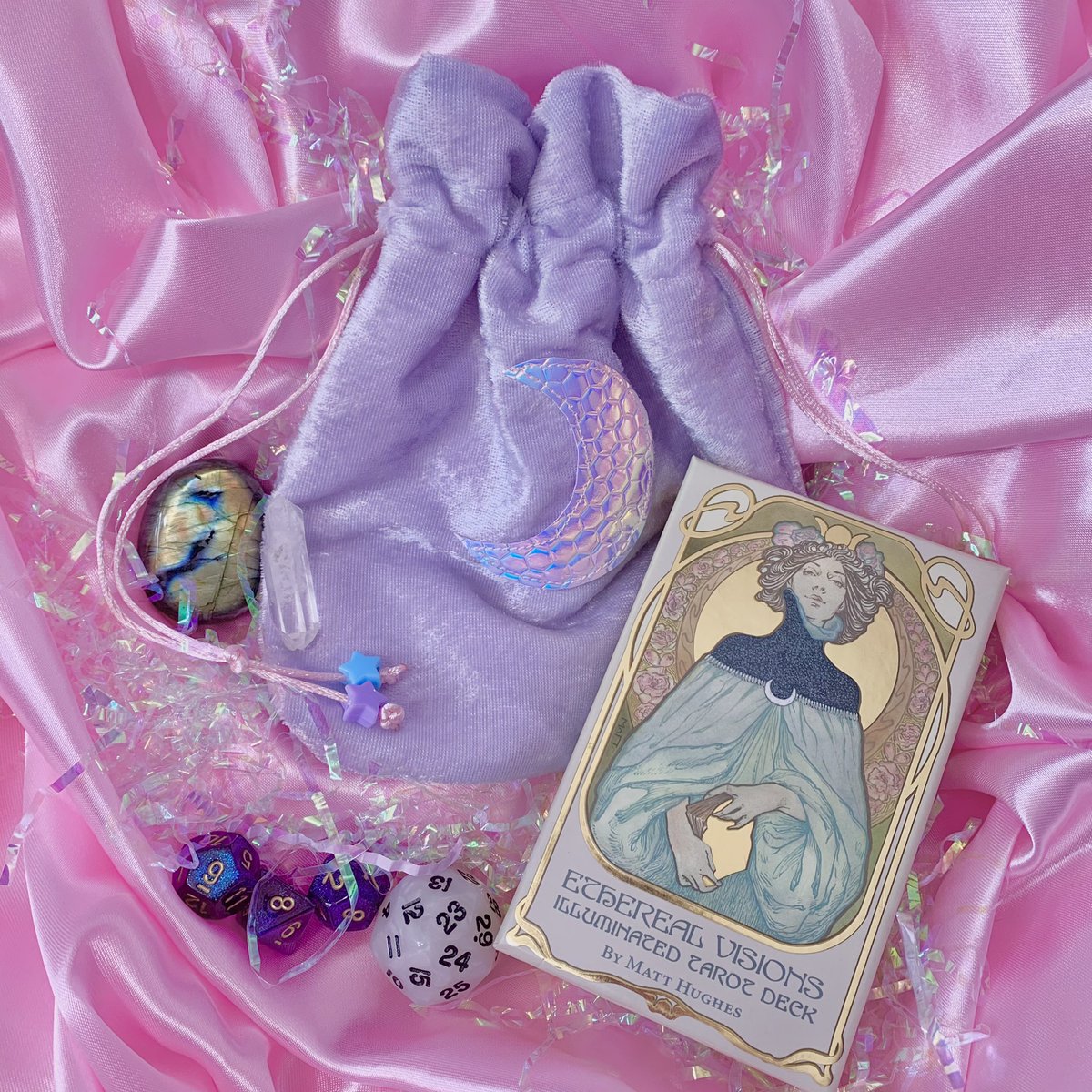HOIridescence's tweet photo. ~Introducing the Lovely Lilac VeVe Bag!~
mildly obsessed with this color since it’s our fav color! It’s now a part of the pastel goodies we provide & available to order just send us a 💌
#PastelAccessories #HOI #Handmade #KawaiiFashion #Velvet #VeryVersatile #MagicTheGathering https://t.co/0ixkNUTeVf