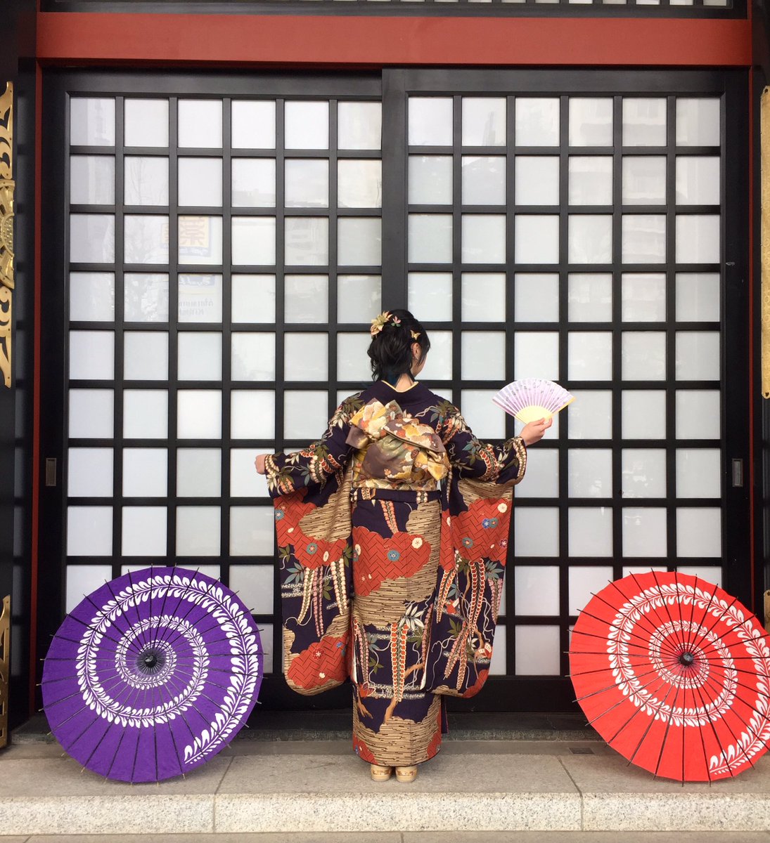 紡がれkoz リアルに七五三以来の着物で まず足袋の履き方を伝えるところからスタートしました 浅草寺周辺を新鮮な気持ちで歩いたのも良かったです 温かなお祝いの言葉ありがとうございます