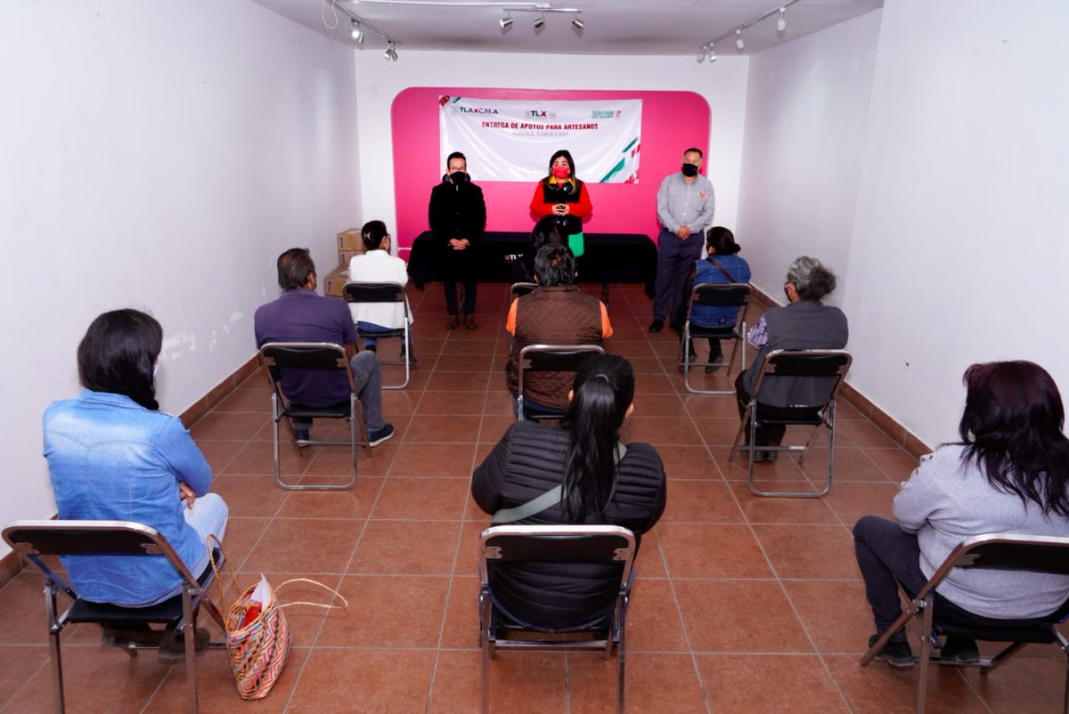 AnabelAlvaradoV's tweet photo. Con el objetivo de continuar impulsando la economía de las y los artesanos tlaxcaltecas, hoy se realizó la entrega de un apoyo de parte del Gobernador @MarcoAMena, de la titular del #DIF, de la #SECTURE y de la Dirección de Artesanías.
#ApasionadosPorTlaxcala https://t.co/YSqpQAeHHD