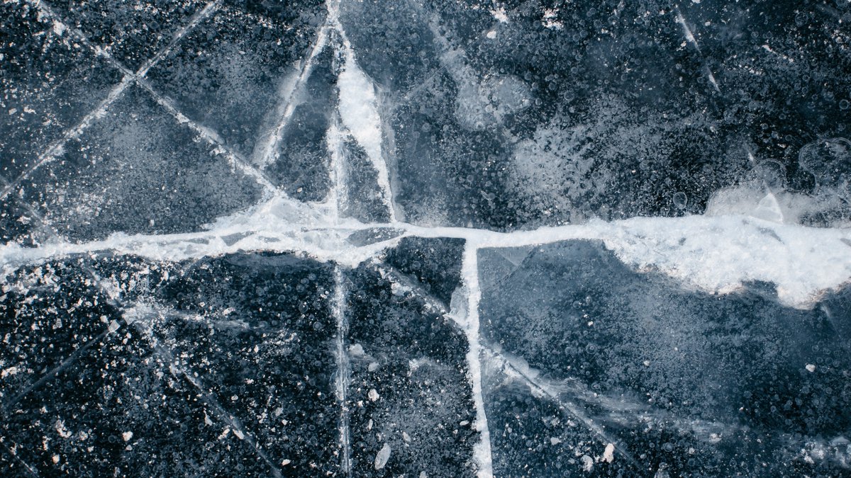 CityofJonesboro's tweet photo. IMPORTANT NOTICE:
Ponds and streams that are covered in ice are not safe to walk across, as there is no way to ascertain the thickness of the ice or its ability to sustain weight. Please protect yourself and loved ones by not trying to walk over frozen water! https://t.co/H8G0qYNOYt