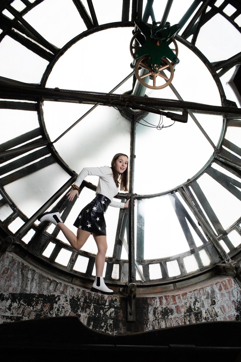Run, don’t walk! Now booking spring senior portraits sessions!