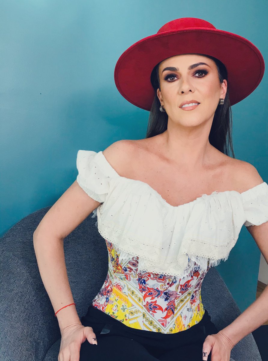 VictorSuarezH's tweet photo. Ya se estrena HOY #EntiendeQueYa nuevo video de mi reina EDITH MÁRQUEZ aquí: https://t.co/BEpOPMk04X ❤️ https://t.co/duxoOnmwM1