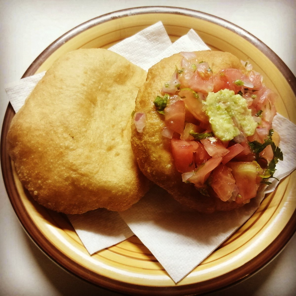 eddio_cariman's tweet photo. Un día lluvioso en pleno mes de febrero amerita unas ricas sopaipillas con pebre, como si estuviésemos en invierno. Rica once en familia. La magia del sur
#Cunco #AraucaniaAndina https://t.co/NatOukW4L5