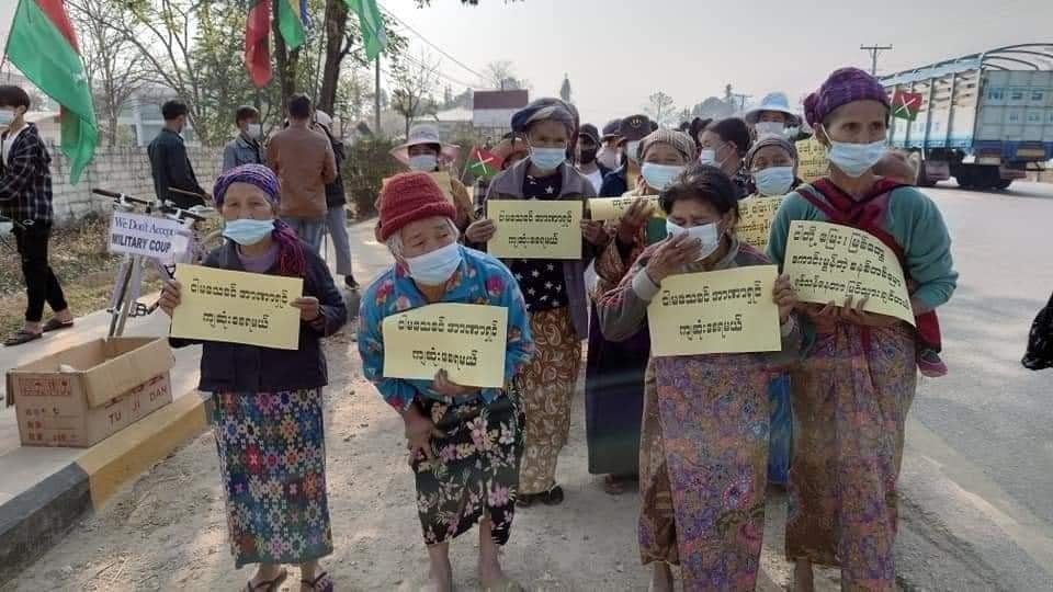 The sign says "Before we die, the militarist system must fall" 😭 #WhatsHappeningInMyanmar  #Feb19Coup