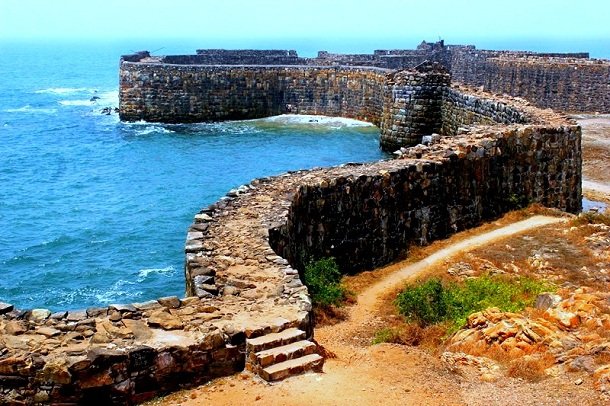 Once a powerful naval base for the Maratha Kingdom, this sea fort now remains a beautiful history. It impregnates the only temple dedicated to Shivaji Maharaj and also preserves his footprints. It is a popular tourist destination and ferries are available to reach this place.
