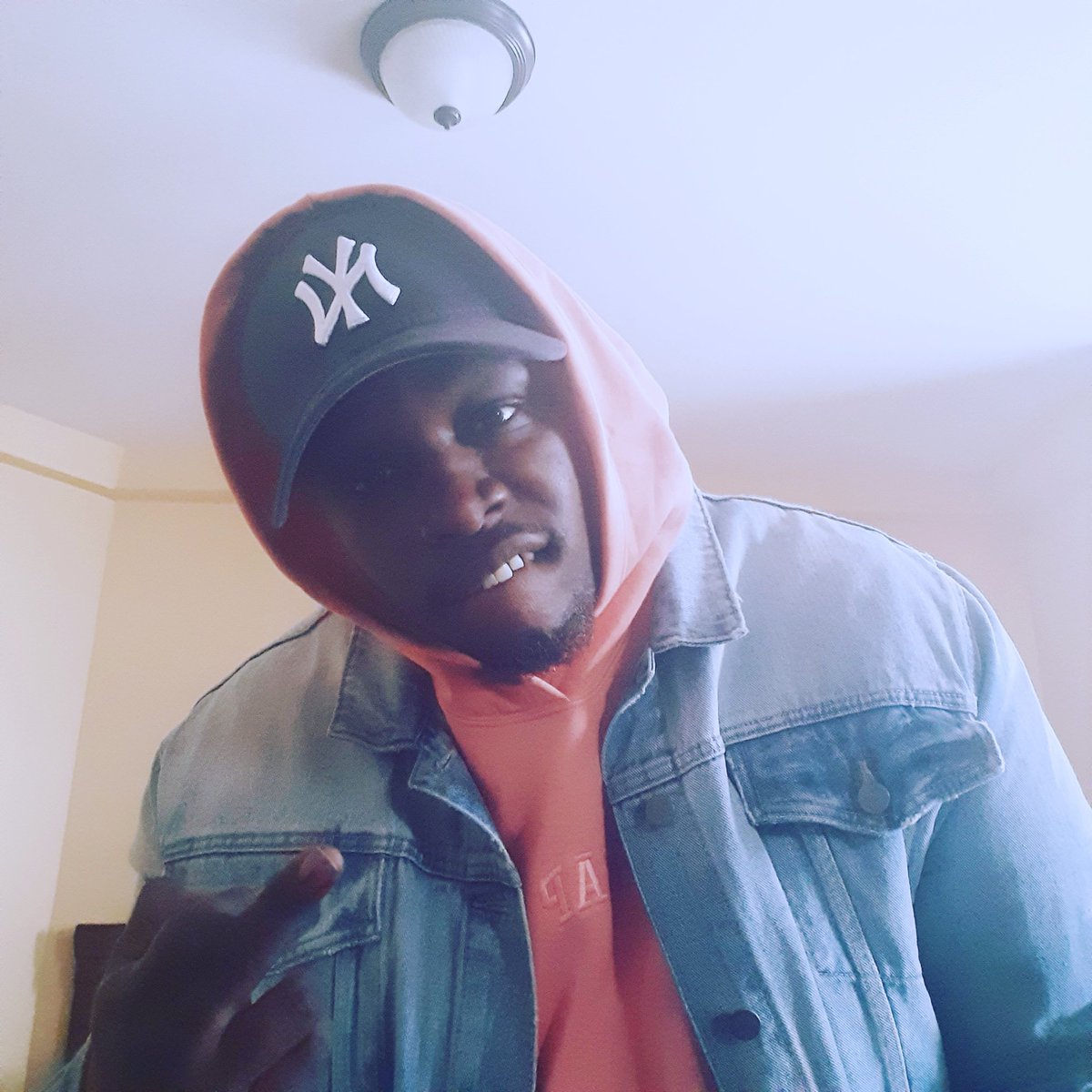 HOLLYHOODBARZ's tweet photo. #NewProfilePic https://t.co/J0oXRYNtwB