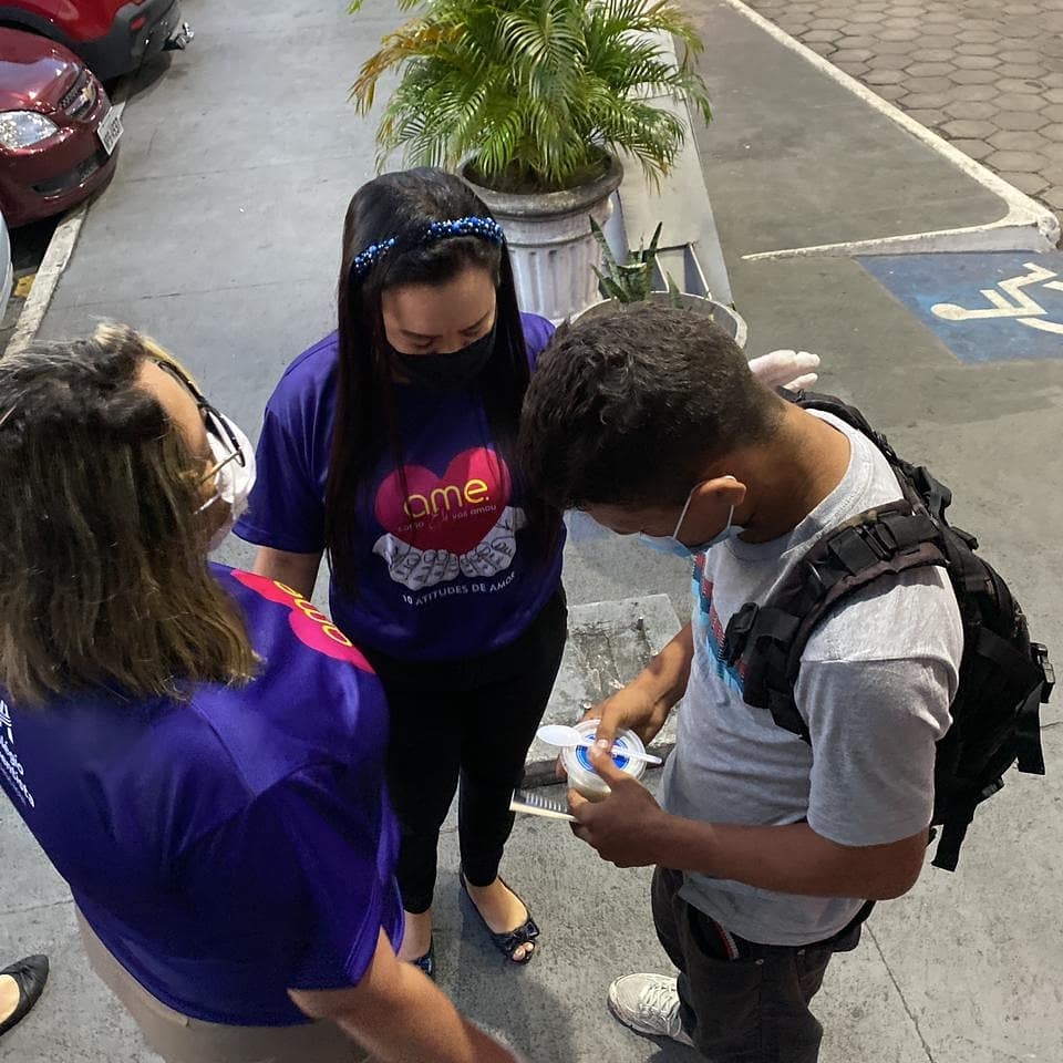 silvanarys1's tweet photo. Hoje, o Colégio Adventista da Cidade Nova, fez a sua primeira ação do projeto 10 ATITUDES DE AMOR , no Hospital Platão Araújo, levamos oração como alimento espiritual e entregamos o  livro Impacto Esperança, juntamente com um delicioso mingau para  fortificar o corpo.#Uniao#AAmaR https://t.co/Nwu9DQ8Mcs