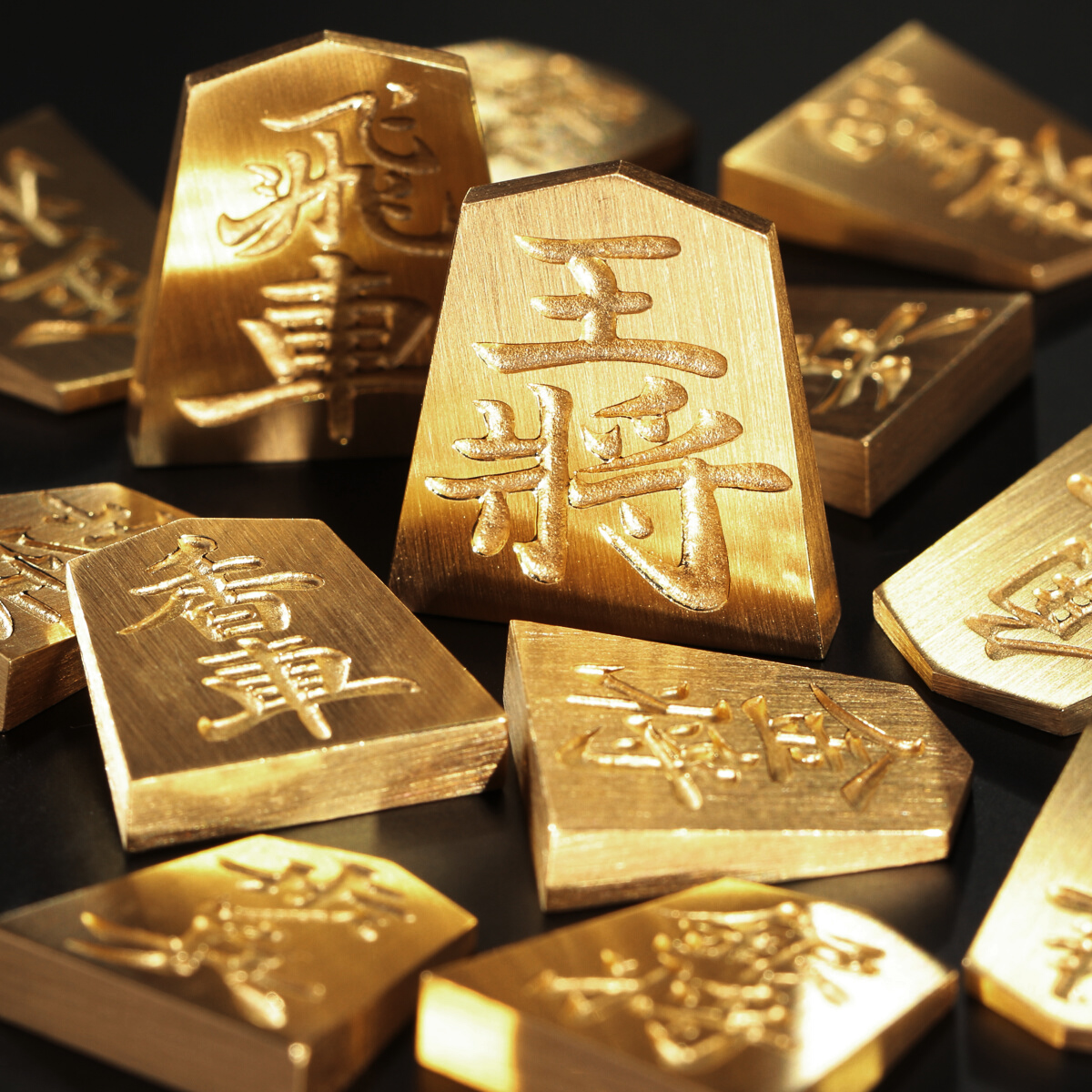 有限会社au 18金素材の将棋駒を紹介します まず見て一言 カッコいい 一戦打つたびに駒の数を確認しなきゃいけなくなりそうです 笑 皆さんはどの駒がお好きですか K18 職人技 貴金属 将棋駒 将棋 18金 工芸品 ゴールド 金 王将